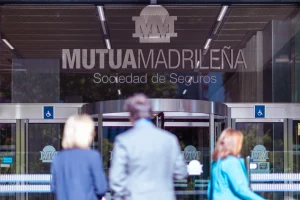 Mutua Madrileña activa un dispositivo especial por incendios para asegurados de hogar y autos