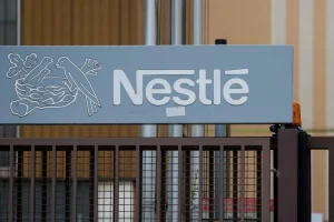 Nestlé ultima vender a Platinum Equity el 50% de su negocio europeo de agua por 5.000 millones