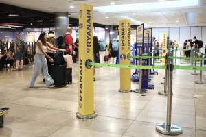 Ryanair gana un 34% menos en su primer trimestre por el alza del combustible y tarifas más bajas