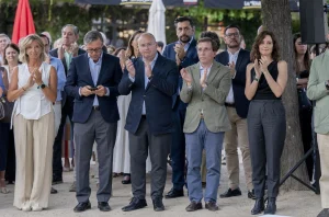 Tellado asegura que Feijóo derogará la Ley de Memoria y Ayuso lo celebra