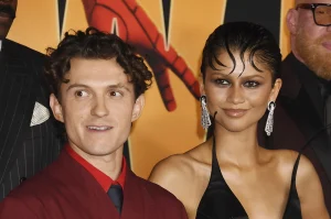 Zendaya reprende a Tom Holland por no reconocer su canción «Replay» y lo llama «falso fan»