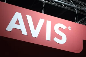Consumo sanciona con un millón de euros a Avis por recargos abusivos por multas de tráfico