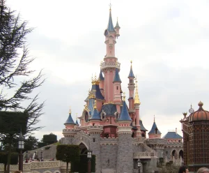 Disney reduce a la mitad su beneficio entre abril y junio por el impacto fiscal adverso