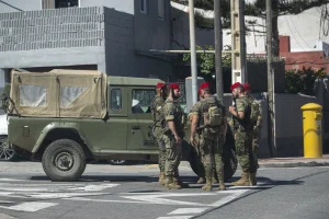 Doce migrantes detenidos en Ceuta tras apedrear y herir a cuatro militares en Benzú