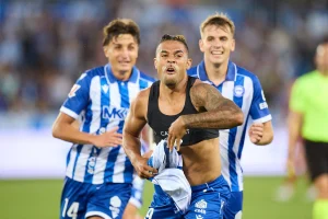 El Alavés golea al Getafe con Mariano y el Sevilla remonta al Rayo en el descuento
