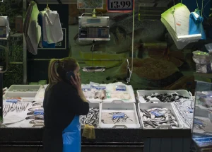 El comercio minorista baja sus ventas un 0,2% en julio y recorta empleo tras 5 años