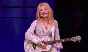 El equipo de Dolly Parton asegura que el biopic en el que trabajaba seguirá adelante