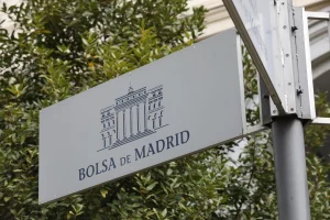 El Ibex 35 abre casi plano (+0,03%) en 20.073 puntos, pendiente de Nvidia y de Jackson Hole