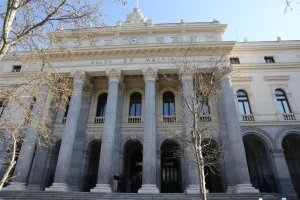 El Ibex 35 abre ligeramente al alza y toca los 20.200 puntos, con el Brent en 89 dólares