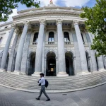 El Ibex 35 avanza un 0,57% en la media sesión y supera los 20.100 puntos