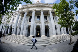 El Ibex 35 avanza un 0,57% en la media sesión y supera los 20.100 puntos