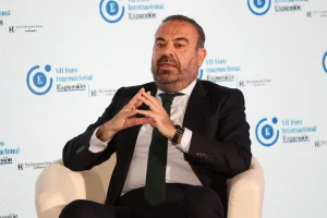 Escarrer (Meliá) ve «descorazonador» que se pongan trabas al turismo italiano por política
