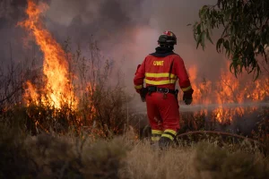 Juanma Moreno pide cautela y prudencia ante el incendio de Niebla y ve un avance esperanzador