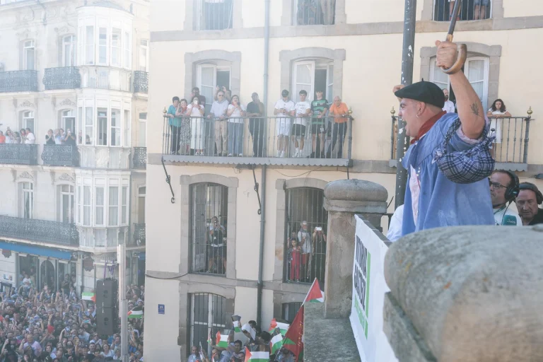 La alcaldesa de Vitoria-Gasteiz pide a Celedón que no mezcle política con las fiestas