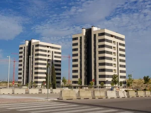 La compraventa de vivienda cae un 5,7% en el último trimestre y el precio bate récord