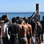 La Fiscalía actuará si las comunidades autónomas rechazan acoger a menores migrantes de Ceuta