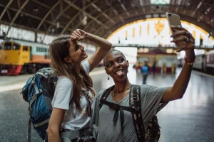 La Generación Z española dispara sus reservas de verano un 163% y apuesta por viajes más cortos