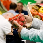 Las bayas, los cítricos, los huevos y el pescado lideran las subidas de precios del último año