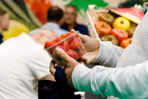 Las bayas, los cítricos, los huevos y el pescado lideran las subidas de precios del último año
