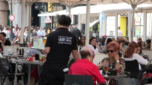 Las ventas del sector servicios aceleran en junio al 8,8% y encadenan 27 meses de subidas