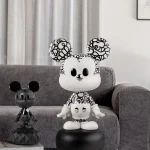 Lladró reinventa a Mickey Mouse y el Pato Donald en figuras de porcelana con estética pop