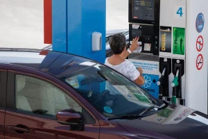Los carburantes encadenan ocho semanas al alza y tocan máximos del verano ante la operación retorno