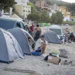 Los inmigrantes vuelven a ocupar la playa de El Trampolín de Ceuta tras su limpieza
