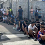 Militares apoyan a la Policía para contener a 400 menores migrantes ante la Comisaría de Ceuta