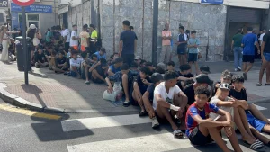 Militares apoyan a la Policía para contener a 400 menores migrantes ante la Comisaría de Ceuta