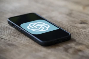 OpenAI nombra a Dali Rajic nuevo director de ingresos tras la salida de Denise Dresser