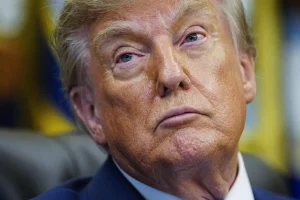 Trump anuncia que elevará al 50% los aranceles a automóviles y acero canadienses en 2027