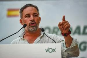 Abascal acusa a los acampados en Sol y en la playa del Trampolín de ser milicias de Sánchez
