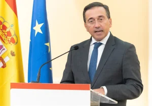 Albares asegura que el Gobierno actúa con prevención ante el llamamiento a entrar en Ceuta el 23-S
