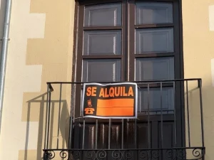 Alquilar un piso de un dormitorio cuesta un 132% más que alquilar una habitación en España