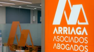 Arriaga Asociados reduce sus pérdidas a 76.333 euros en 2025 e ingresa 24,2 millones tras el concurso