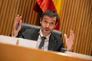 Bustinduy reprocha al Ibex 35 pagar sus dividendos con millones de horas gratis de trabajadores