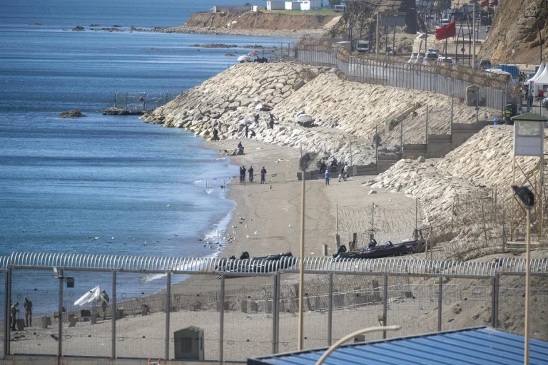 Castilla y León ve un problema de seguridad nacional en Ceuta y pide llevar a los menores con sus padres