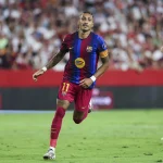 El Barça remonta al Sevilla (1-3) con un triplete de Raphinha y refuerza su liderato