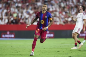 El Barça remonta al Sevilla (1-3) con un triplete de Raphinha y refuerza su liderato
