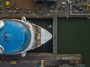 El ‘Hero of the Seas’ de Royal Caribbean flota por primera vez en Finlandia y entra en fase final