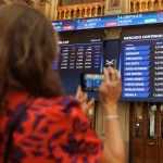 El Ibex 35 abre con una subida del 0,6% y roza los 19.900 puntos, con el Brent bajo 99 dólares