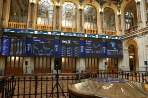 El Ibex 35 cae un 1,51% con casi todos sus valores en rojo, a la espera del BCE