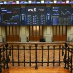 El Ibex 35 cae un 1,64% en la semana y cierra al borde de los 19.500 puntos