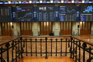 El Ibex 35 cae un 1,64% en la semana y cierra al borde de los 19.500 puntos