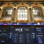 El Ibex 35 se da la vuelta en la media sesión, cae un 0,25% y roza los 19.700 puntos