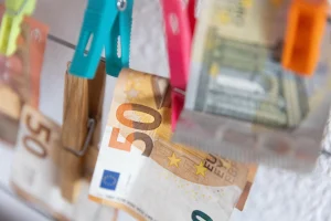 El INE recorta al 2,6% el PIB de 2025, eleva al 3,7% el de 2024 y rebaja 2023 al 2,4%