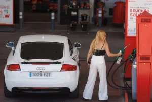 El precio de la gasolina escala por décima semana consecutiva y el diésel cae un 3%