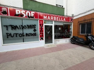 El PSOE condena el vandalismo en su sede de Marbella y pide una respuesta unánime política