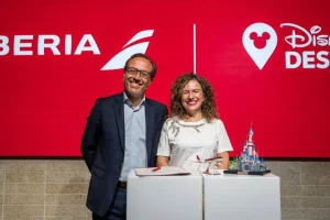 Iberia renueva por tres años su alianza con Disney como aerolínea preferente en España