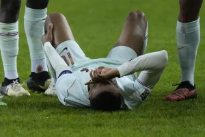 Kylian Mbappé sufre una hiperextensión de la cápsula posterior de su rodilla izquierda